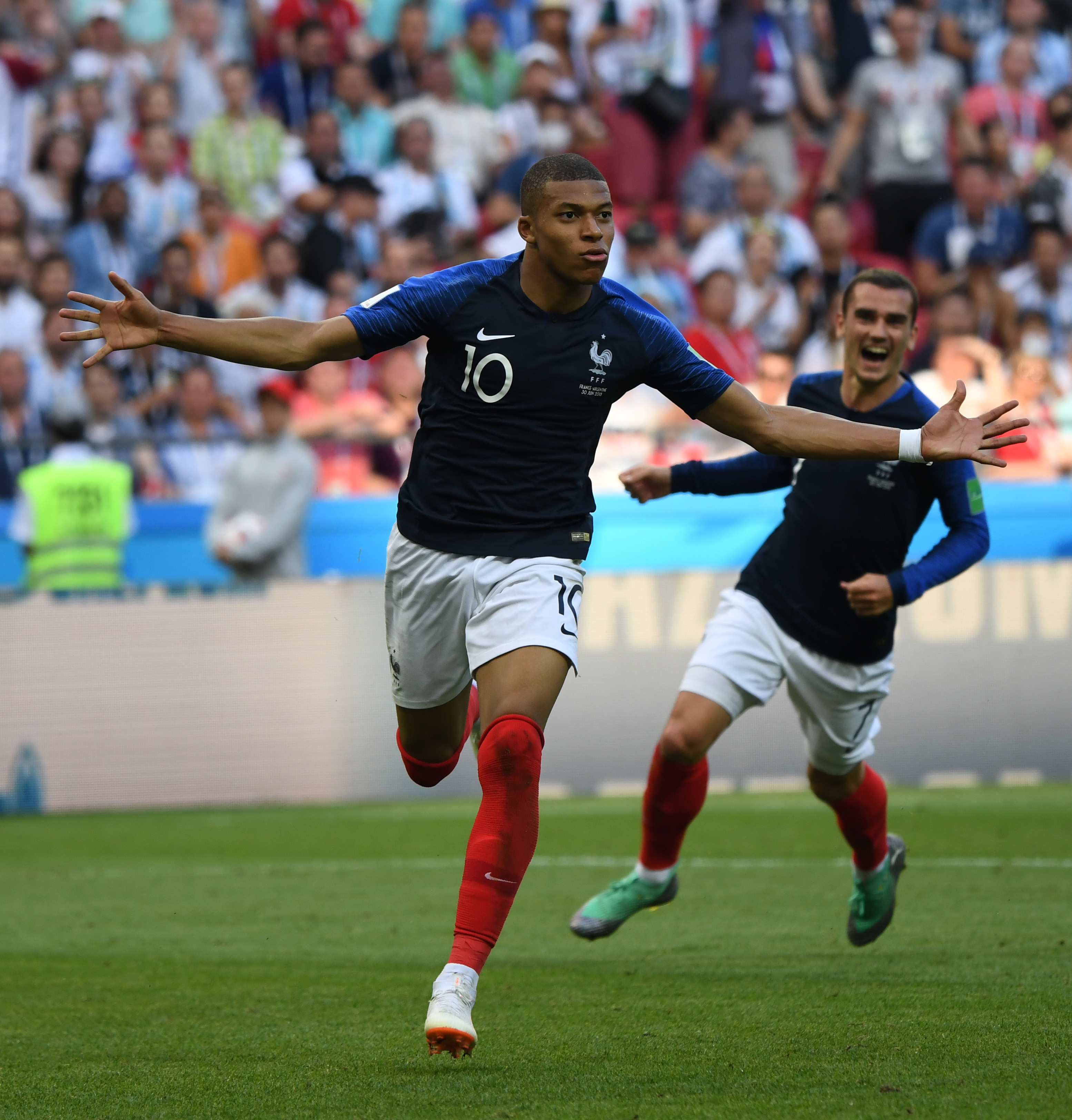 打进一球，格雷罗当选拜仁vs圣保利全场最佳球员（格雷罗破门，荣膺拜仁对阵圣保利全场最佳）