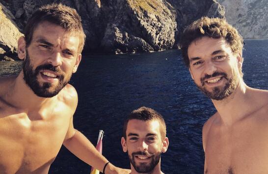 突然爆发！弗格单节怒砍16分，单节三分5投3中（弗格火力全开：单节拿下16分，三分5中3）