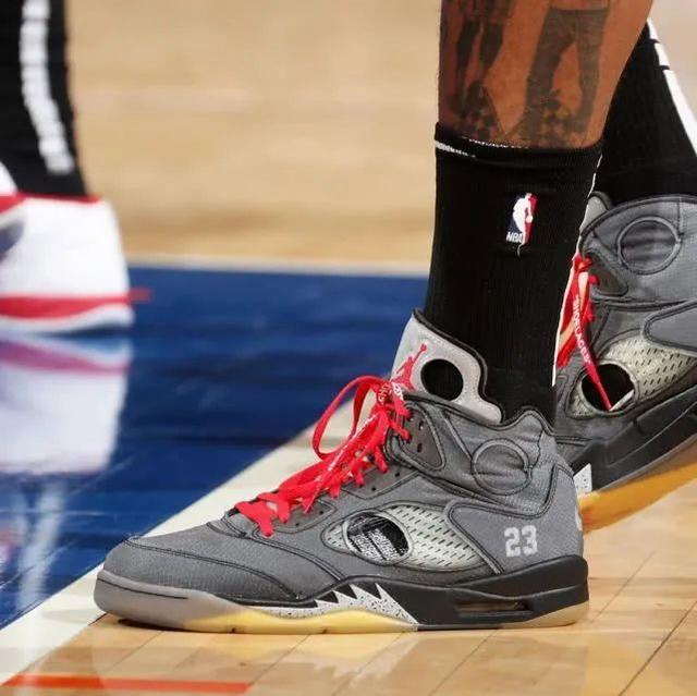 强硬秀肌肉！唐斯冲击内线 怼翻防守强攻打成2+1（硬碰硬！唐斯强突篮下撞翻防守打成2+1）