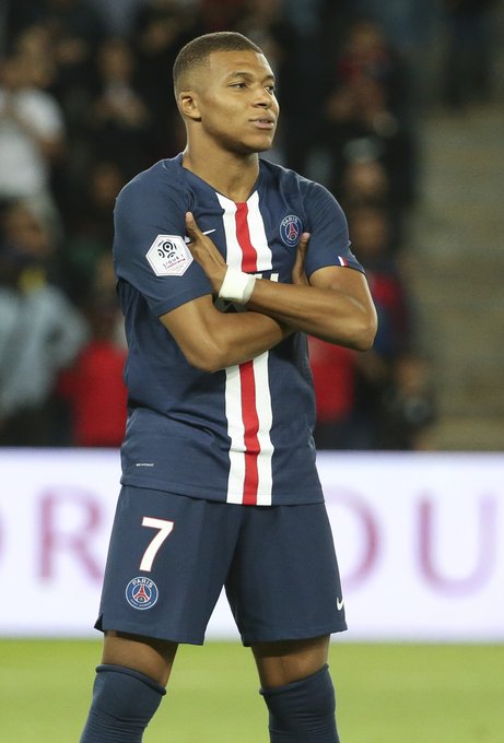 门将长传助攻惊艳全场（门将一记长传化作助攻，全场惊叹）