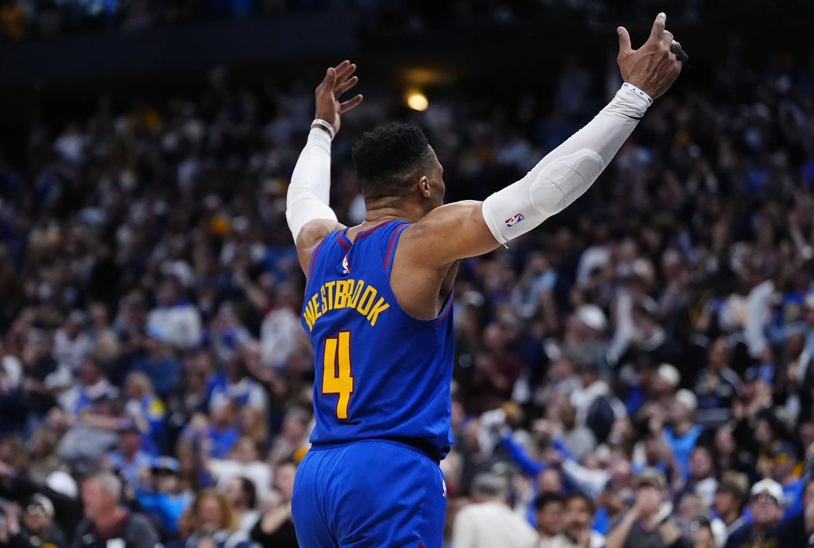 李冰冰三刷新疆滑雪场，明星效应如何引爆冰雪经济？（李冰冰三度打卡新疆滑雪场：明星效应如何带火冰雪经济？）