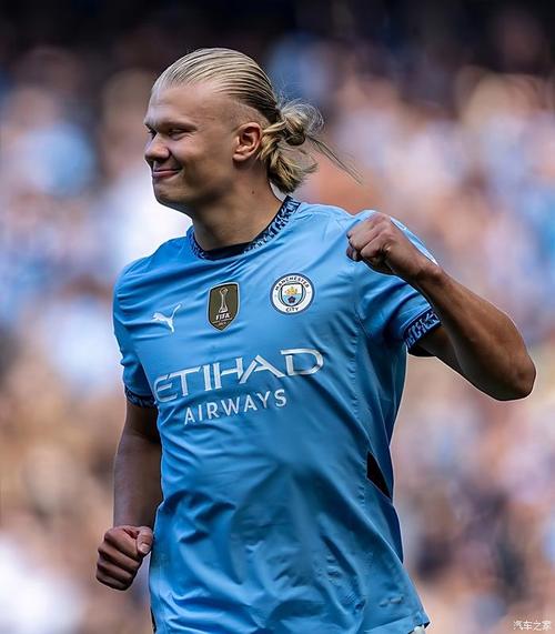 米奇：布克极具爆发力&几乎无弱点 经历球队版本迭代总能满足需求（米奇盛赞布克：爆发力拉满、近乎无短板，球队迭代升级中始终满足所需）