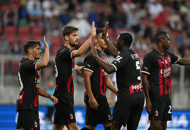 曼联的不稳定表现：马兹拉维的愤怒与反思（曼联起伏不定：马兹拉维的愤怒与自省）