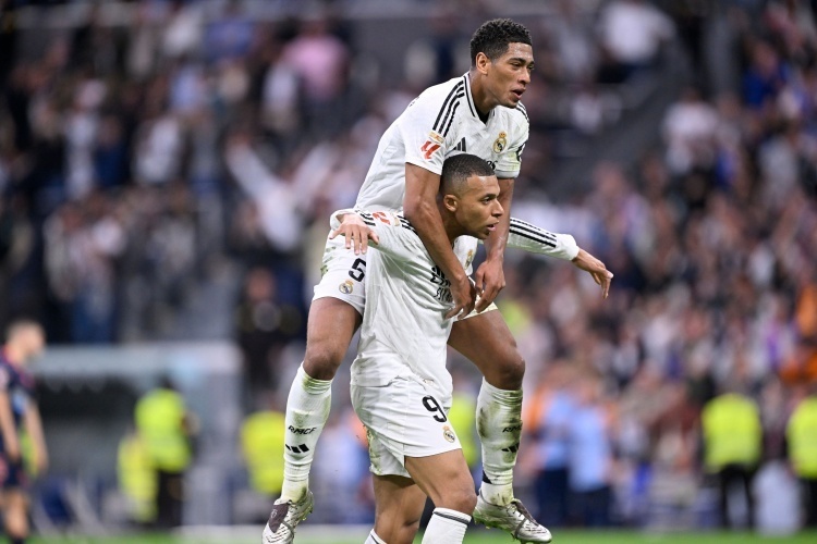 欧联4场不败！贝蒂斯2-0里昂 安东尼精彩挑射破门+近10场6球2助（欧联四战不败！贝蒂斯2-0击败里昂，安东尼挑射破门，近10场斩6球送2助）