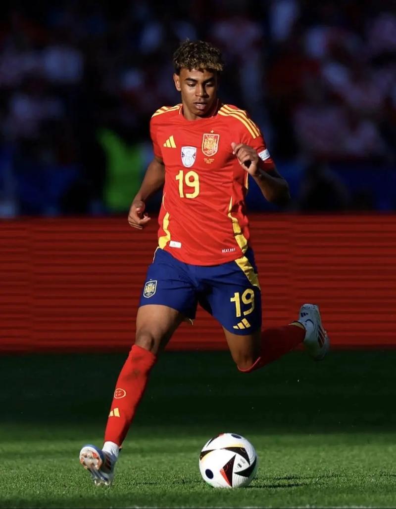 米利亚倒地后被布坎南用球近距离轰了一脚，骂布坎南后遭直红（米利亚倒地遭布坎南近距离用球猛射，辱骂对手后被直接红牌罚下）