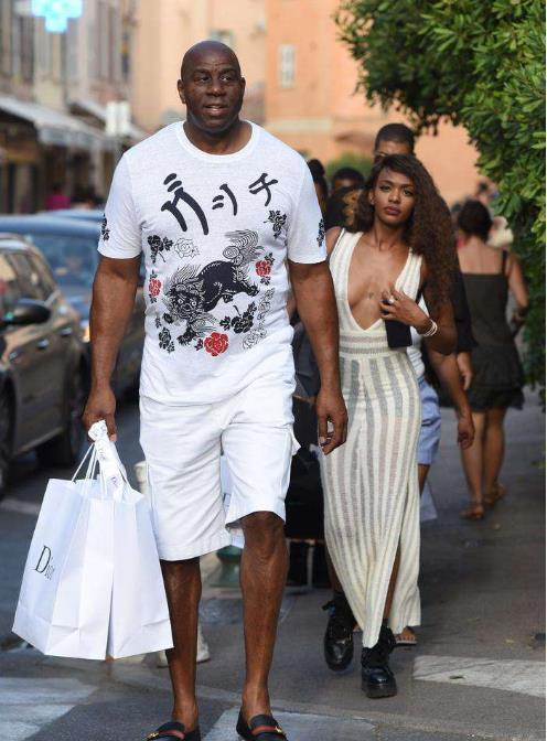 足球国足球迷自发制作横幅，为球队打气（国足球迷自发制作横幅为球队助威）