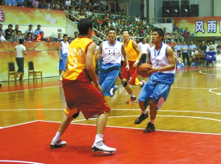 赵柏清半场10分钟4犯，下半场能否强势反弹？（赵柏清半场仅10分钟便背4犯，下半场能否触底反弹？）